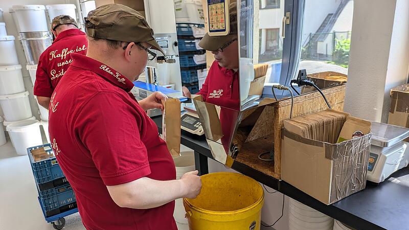 Der Kaffee wird gemahlen und abgef&uuml;llt.