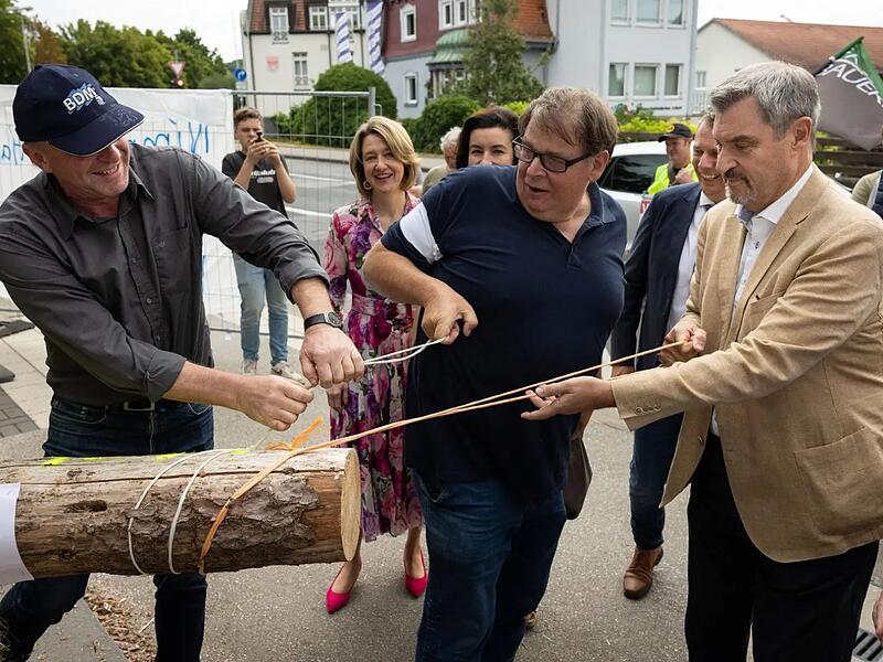 Fr&auml;nkische Biobauern protestierten vor dem CSU-Parteitag gegen den bef&uuml;rchteten &bdquo;Weidezwang&ldquo;. Ministerpr&auml;sident Markus S&ouml;der lie&szlig; sich &uuml;berreden, beim &bdquo;Bauern-Mikado&ldquo; mitzumachen und versprach, sich um die Belange der Demonstranten zu k&uuml;mmern.