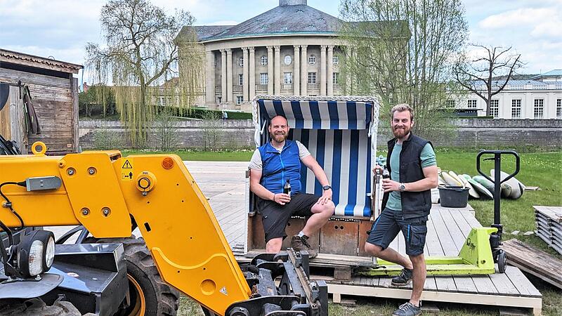Kleine Pause beim Aufbau: Die Stadtstrand-Veranstalter Florian (links) und Johannes Griebel. Kleine Pause beim Aufbau: Die Stadtstrand-Veranstalter Florian (links) und Johannes Griebel.