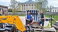 Kleine Pause beim Aufbau: Die Stadtstrand-Veranstalter Florian (links) und Johannes Griebel.