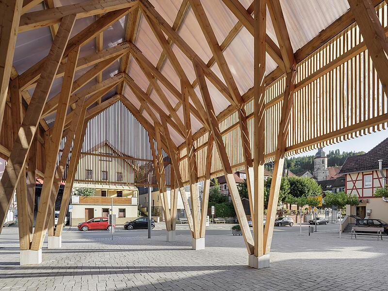 Im Inneren erzeugt der Pavillon eine fast sakrale Stimmung - und das Äußere fügt sich in den Ortskern ein. Im Inneren erzeugt der Pavillon eine fast sakrale Stimmung - und das Äußere fügt sich in den Ortskern ein.