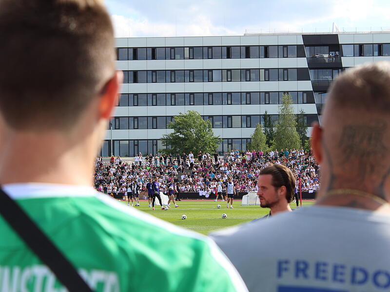 Nah dran: Rund 4000 Fans kamen zum &ouml;ffentlichen Training der deutschen Mannschaft in Herzogenaurach.