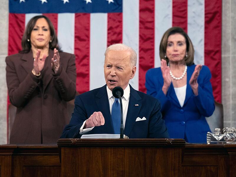 Joe Biden, Präsident der USA, spricht zu Abgeordneten bei seiner Rede zur Lage der Nation vor einer gemeinsamen Sitzung des Kongresses im Kapitol. Der Ukraine-Krieg wird darin zum Hauptthema. Dahinter stehen Kamala Harris (links), Vizepräsidentin der USA, und Nancy Pelosi, Sprecherin des US-Repräsentantenhauses.