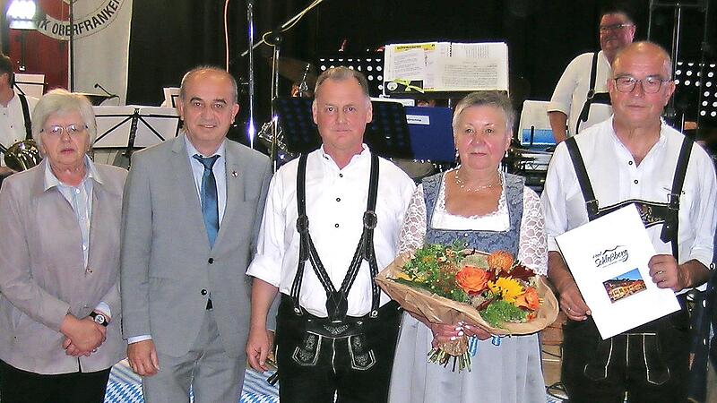 Für 60 Jahre aktives Musizieren und 40-jährige Dirigententätigkeit wurde Klaus Schnappauf ausgezeichnet (von links) Klaus Löffler, Karin Ritter, Thomas Kolb, Daniel Grüdl, Jutta Schnappauf, Klaus Schnappauf und Wolfgang Müller. Für 60 Jahre aktives Musizieren und 40-jährige Dirigententätigkeit wurde Klaus Schnappauf ausgezeichnet (von links) Klaus Löffler, Karin Ritter, Thomas Kolb, Daniel Grüdl, Jutta Schnappauf, Klaus Schnappauf und Wolfgang Müller.