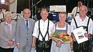 Für 60 Jahre aktives Musizieren und 40-jährige Dirigententätigkeit wurde Klaus Schnappauf ausgezeichnet (von links) Klaus Löffler, Karin Ritter, Thomas Kolb, Daniel Grüdl, Jutta Schnappauf, Klaus Schnappauf und Wolfgang Müller. Für 60 Jahre aktives Musizieren und 40-jährige Dirigententätigkeit wurde Klaus Schnappauf ausgezeichnet (von links) Klaus Löffler, Karin Ritter, Thomas Kolb, Daniel Grüdl, Jutta Schnappauf, Klaus Schnappauf und Wolfgang Müller.