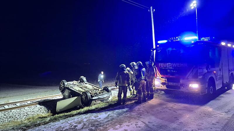 Unfall am Montagabend im Schnee: Ein Auto hat sich zwischen Kirchehrenbach und Wiesenthau neben dem Bahngleis &uuml;berschlagen.