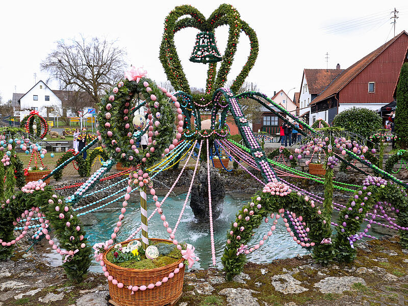 Der Osterbrunnen in Bieberbach bei Egloffstein erstrahlt in den verschiedensten Farben.