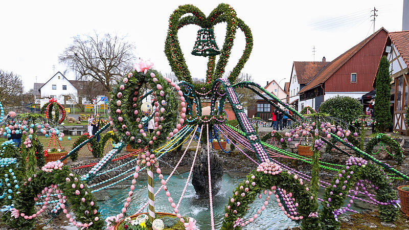 Der Osterbrunnen in Bieberbach bei Egloffstein erstrahlt in den verschiedensten Farben.