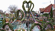 Der Osterbrunnen in Bieberbach bei Egloffstein erstrahlt in den verschiedensten Farben.