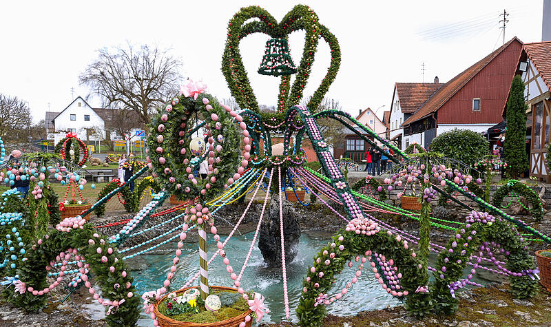 Der Osterbrunnen in Bieberbach bei Egloffstein erstrahlt in den verschiedensten Farben.