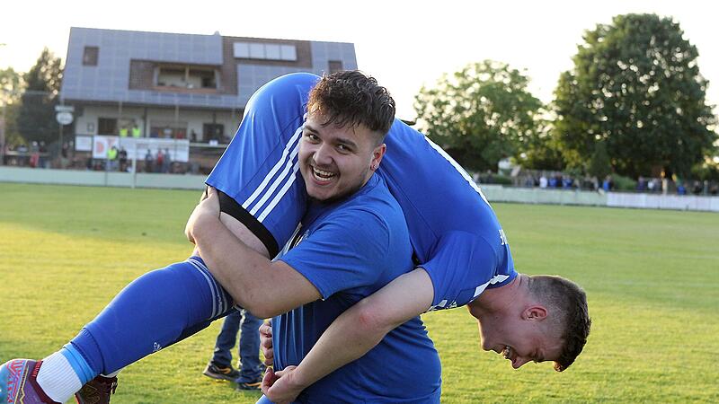 So jubeln Aufsteiger: Nach dem 3:0-Sieg &uuml;ber den SV Weichendorf nimmt ein Mistendorfer Spieler einen seiner Teamkameraden auf den Schultern &uuml;ber den Platz des FC Strullendorf.Relegation im Kreis Bamberg 2022/23