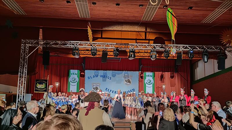 Prinzessin Kristina I in Begleitung der Prinzengarde Prinzessin Kristina I in Begleitung der Prinzengarde