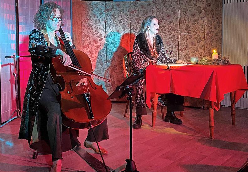 Stefanie Mendoni (rechts) und Sibylle Friz am Cello begeisterten im Schlosstheater.