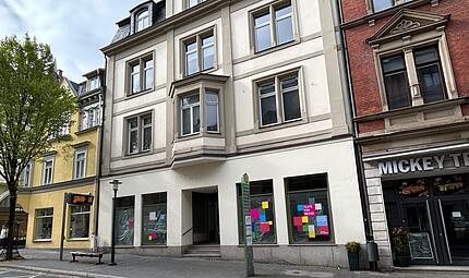 Leerstand in der Mohrenstra&szlig;e verschwindet: In den ehemaligen &bdquo;Fielmann&ldquo; zieht bald das Spielwarengesch&auml;ft &bdquo;Schleier Eule&ldquo; ein.