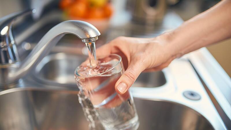 Trinkwasser wird in der Gemeinde Ebersdorf bei Coburg teurer, die Anhebung soll verbraucherfreundlich geschehen.