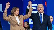 US-Präsident Joe Biden  und die demokratische US-Präsidentschaftskandidatin Kamala Harris  lassen sich beim Parteitag   in Chicago feiern.