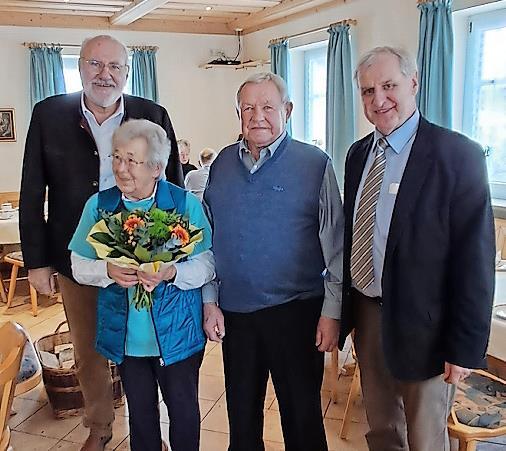 Zur diamantenen Hochzeit des Ehepaares Helene und Michael Bayerlipp gratulierten Bürgermeister Roland Kauper (l.) und stellvertretender Landrat Bruno Kellner (r.). Zur diamantenen Hochzeit des Ehepaares Helene und Michael Bayerlipp gratulierten Bürgermeister Roland Kauper (l.) und stellvertretender Landrat Bruno Kellner (r.).