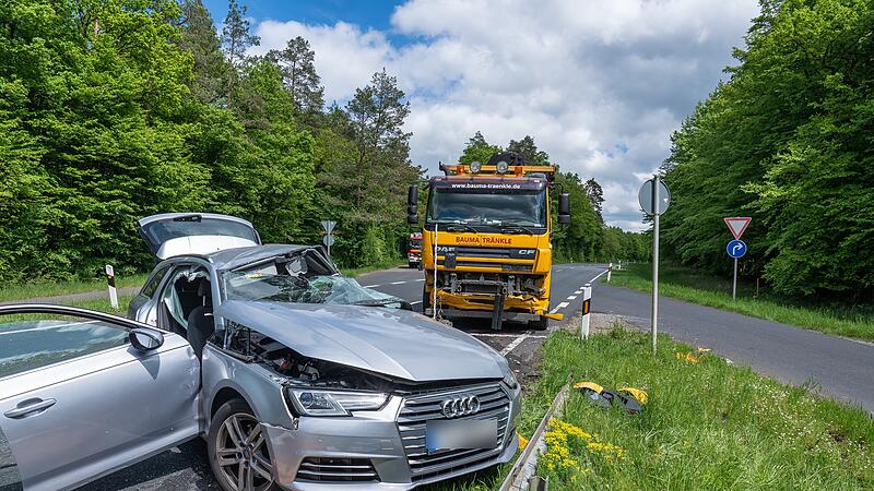 Tödlicher Unfall bei Bad Kissingen / Albertshausen: Lkw kracht seitlich in Audi