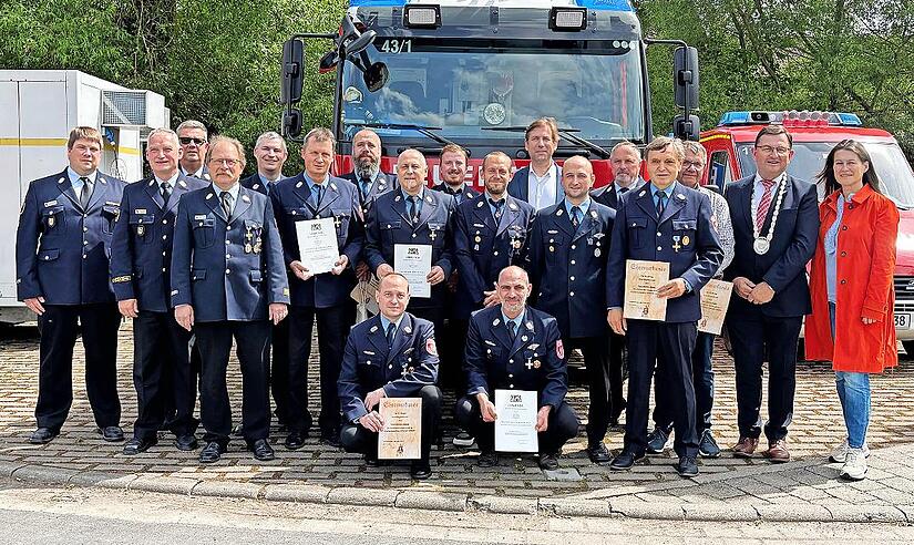 Die Ehrung in Unterleinleiter (v. l.): Andreas Schriefer, Oliver Flake, Wolfgang Wunner, Roland Brütting, Christian Aichinger, Thomas Preller, Ralf Bauernschmidt, Georg Wiemann, Andreas Nowski, Stefan Schicht, Hermann Ulm, Christian Eberlein, Gerh... Die Ehrung in Unterleinleiter (v. l.): Andreas Schriefer, Oliver Flake, Wolfgang Wunner, Roland Brütting, Christian Aichinger, Thomas Preller, Ralf Bauernschmidt, Georg Wiemann, Andreas Nowski, Stefan Schicht, Hermann Ulm, Christian Eberlein, Gerh...