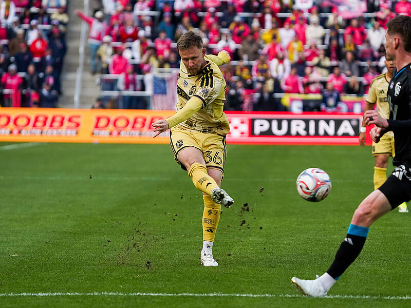 Der Coburger Cedric Teuchert zieht bei seinem Comeback-Spiel gegen Charlotte FC ab. Der Coburger Cedric Teuchert zieht bei seinem Comeback-Spiel gegen Charlotte FC ab.