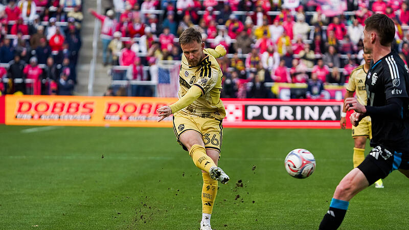 Der Coburger Cedric Teuchert zieht bei seinem Comeback-Spiel gegen Charlotte FC ab.