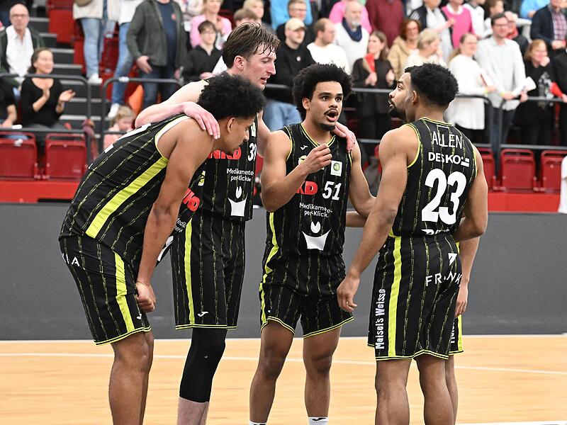 Fast h&auml;tten sich die Bayreuther (von links) Leroy Ikejiaku, Willem Brandwijk, Louis Nauthon, Kyle Sturdivant und KeVaughn Allen als Drachent&ouml;ter erwiesen. Nun gehen die BBCler am Samstag in der Oberfrankenhalle auf Eisb&auml;renjagd.