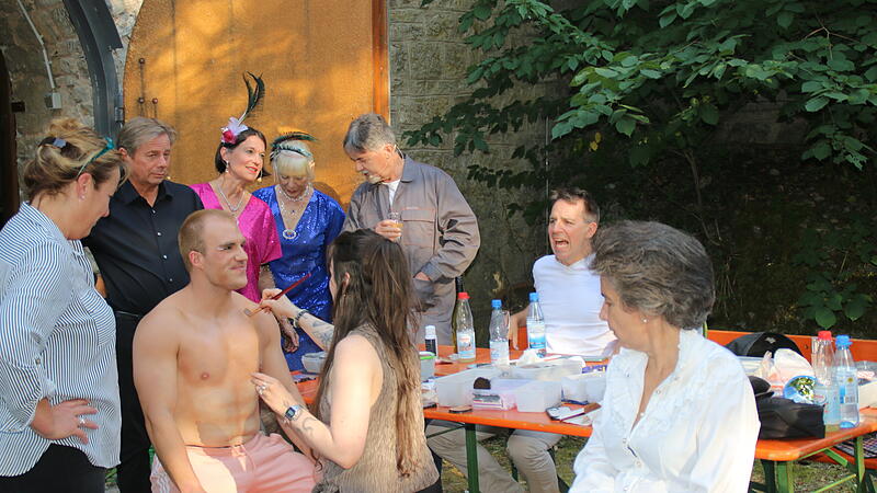 Aufführung der Theatergruppe Spectaculum von „Ein Käfig voller Narren“ von Jean Poiret auf der  Freilichtbühne von Schloss Saaleck.