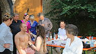 Aufführung der Theatergruppe Spectaculum von „Ein Käfig voller Narren“ von Jean Poiret auf der  Freilichtbühne von Schloss Saaleck.