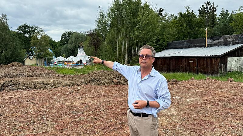 Graf von Bentzel zeigt auf künftigen Standort der Rezeption seines Campingplatzes