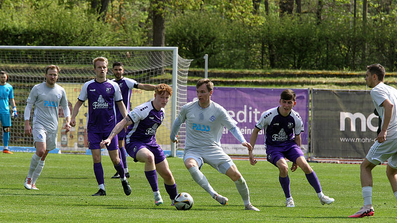 Luca Leistner (Eintracht Bamberg) verfolgt Tom Schulz (Viktoria Aschaffenburg).