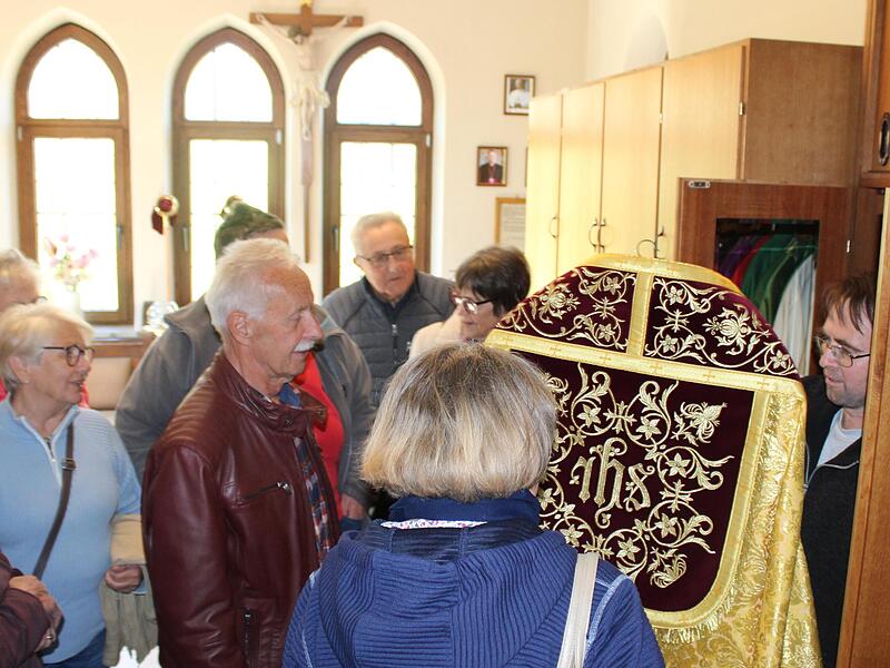 Bei der Kirchenf&uuml;hrung wurden den Teilnehmern auch die Messgew&auml;nder gezeigt.