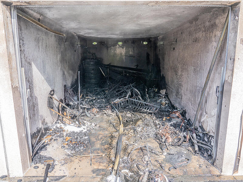 15.000 Euro Schaden durch technischen Defekt beim Laden: E-Bikes brennen die gesamte Garage niederGarage brennt in Forchheim