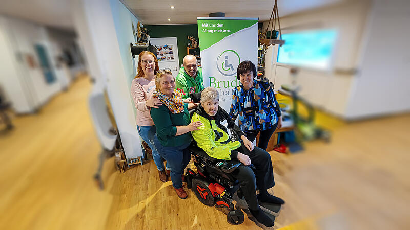 Der schwerkranke Christian Z. bekommt dank Spendenaktionen einen neuen Rollstuhl.  Bild v.l.: Rebekka Bergmann, Sylvia Zirkel, Georg Christa von der Firma Bruder RehaTech, Christian Zirkel, Heidi Kolb.