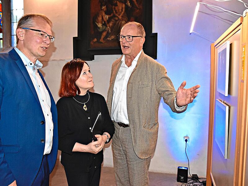 Oberbürgermeister Ralf Hartnack (WGK), stellvertretende Landrätin Christina Flauder (WGK) und Dekan Friedrich Hohenberger zeigten sich von den Fotos sehr angetan. Oberbürgermeister Ralf Hartnack (WGK), stellvertretende Landrätin Christina Flauder (WGK) und Dekan Friedrich Hohenberger zeigten sich von den Fotos sehr angetan.