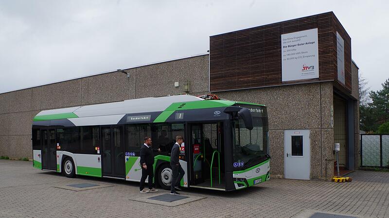 Sechs solcher E-Busse hat Bamberg bestellt – allerdings hat dieses Modell noch Stromabnehmer für Oberleitungen und ist für die Stadt Offenbach gedacht. Sechs solcher E-Busse hat Bamberg bestellt – allerdings hat dieses Modell noch Stromabnehmer für Oberleitungen und ist für die Stadt Offenbach gedacht.