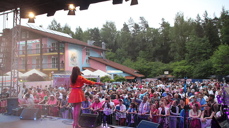 Schlagerschloss-Hotel bei Coburg: Mehr als 100 Schlagerfans kamen zur Er&ouml;ffnung.