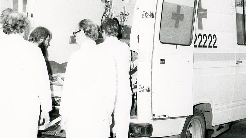 Die 22222 auf dem Auto: Ein Rettungswagen in Erlangen in den 1970-er Jahren