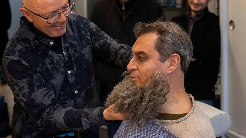 Klebt der Bart gut an Markus S&ouml;ders Wangen? Maskenbildner Armin H&auml;fner vom Staatstheater N&uuml;rnberg verwandelte den Ministerpr&auml;sidenten im vergangenen Jahr als die Symbolfigur "Stammes&auml;ltester der Bayern".