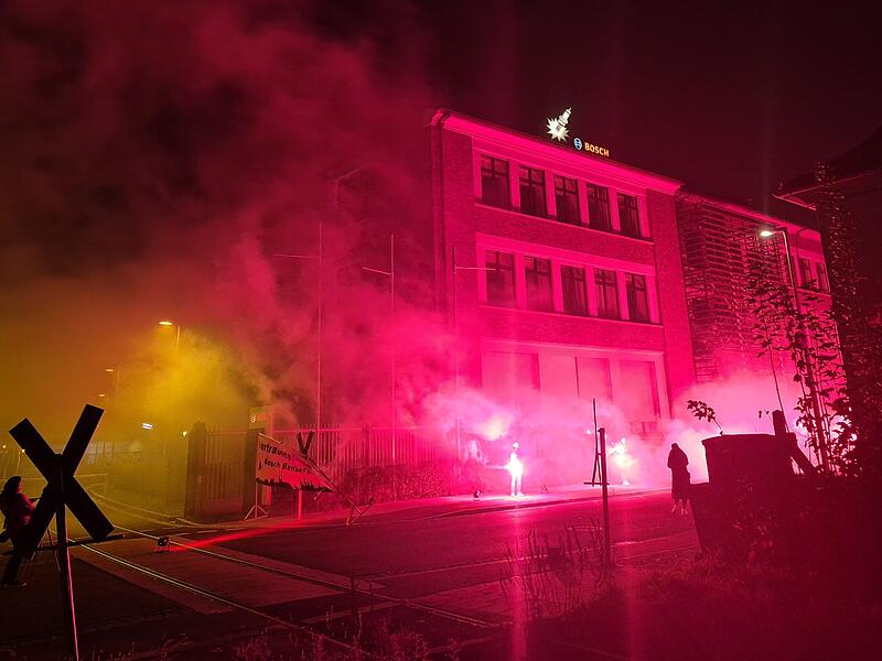 Bengalische Feuer unter der berühmten Zündkerze: Bei Bosch Bamberg geht die Nachtschicht in den Warnstreik Bengalische Feuer unter der berühmten Zündkerze: Bei Bosch Bamberg geht die Nachtschicht in den Warnstreik