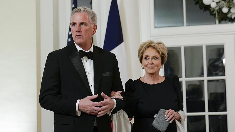 Kevin McCarthy, Fraktionschef der Republikaner, hier mit seiner Mutter Roberta McCarthy, steht derzeit massiv unter dem Druck der Ultrarechten innerhalb der eigenen Partei.