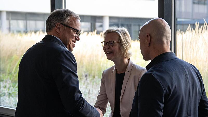 Mario Voigt (l,), Vorsitzender der CDU in Th&uuml;ringen, Katja Wolf und Steffen Quasebarth (beide BSW) begr&uuml;&szlig;en sich am Mittwoch vor der Landespressekonferenz im Th&uuml;ringer Landtag. Die Kritik an einer m&ouml;glichen Koalition w&auml;chst in den Reihen der Union.