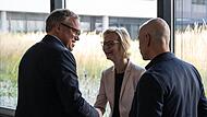 Mario Voigt (l,), Vorsitzender der CDU in Thüringen, Katja Wolf und Steffen Quasebarth (beide BSW) begrüßen sich am Mittwoch vor der Landespressekonferenz im Thüringer Landtag. Die Kritik an einer möglichen Koalition wächst in den Reihen der Union.