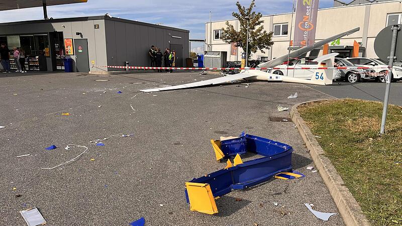 Das Flugzeug ist auf den Vorplatz der Tankstelle gestürzt und beschädigte dabei auch zwei Fahrzeuge. Das Flugzeug ist auf den Vorplatz der Tankstelle gestürzt und beschädigte dabei auch zwei Fahrzeuge.