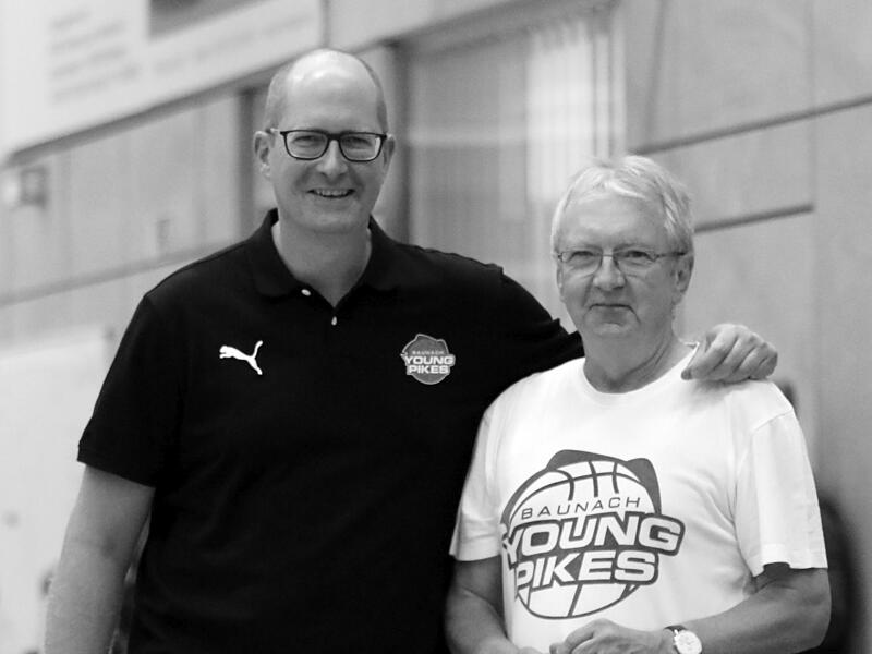 Ein Leben für den Basketballsport: Jochen Hirmke (rechts), hier mit Abteilungsleiter Jörg Mausolf, war fast 50 Jahre lang ein unermüdlicher Sportler und Ehrenamtler beim FC Baunach.