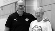 Ein Leben für den Basketballsport: Jochen Hirmke (rechts), hier mit Abteilungsleiter Jörg Mausolf, war fast 50 Jahre lang ein unermüdlicher Sportler und Ehrenamtler beim FC Baunach.