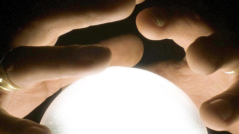 Wie wird das Jahr 2024? Die Redaktion wagt den Blick in die Kristallkugel.