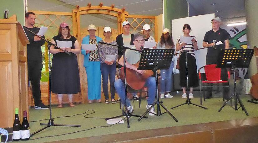 „Sing uns ein Lied, du Piano-Mann“, sangen Lehrerinnen und Lehrer für ihren Kollegen Wolfgang Schnabel, der 32 Jahre lang an der Altenkunstadter Mittelschule junge Menschen auf den Ernst des Lebens vorbereitete. Stefan Sniehotta (mit Gitarre) hatt...