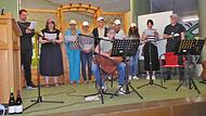 „Sing uns ein Lied, du Piano-Mann“, sangen Lehrerinnen und Lehrer für ihren Kollegen Wolfgang Schnabel, der 32 Jahre lang an der Altenkunstadter Mittelschule junge Menschen auf den Ernst des Lebens vorbereitete. Stefan Sniehotta (mit Gitarre) hatt...