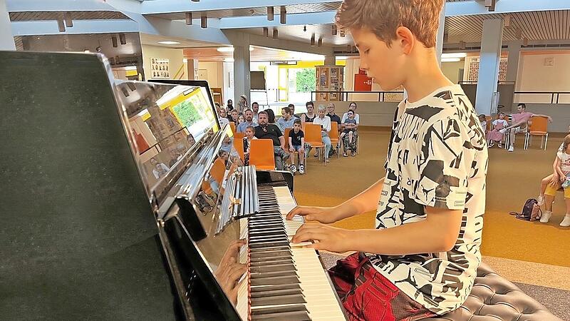 Noah Worch ist Sch&uuml;ler an der Musikschule Lichtenfels. Das Foto zeigt ihn am &bdquo;Tag der offenen T&uuml;r&ldquo; am 15. Mai beim Klavierspielen vor Besuchern.