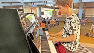 Noah Worch ist Sch&uuml;ler an der Musikschule Lichtenfels. Das Foto zeigt ihn am &bdquo;Tag der offenen T&uuml;r&ldquo; am 15. Mai beim Klavierspielen vor Besuchern.